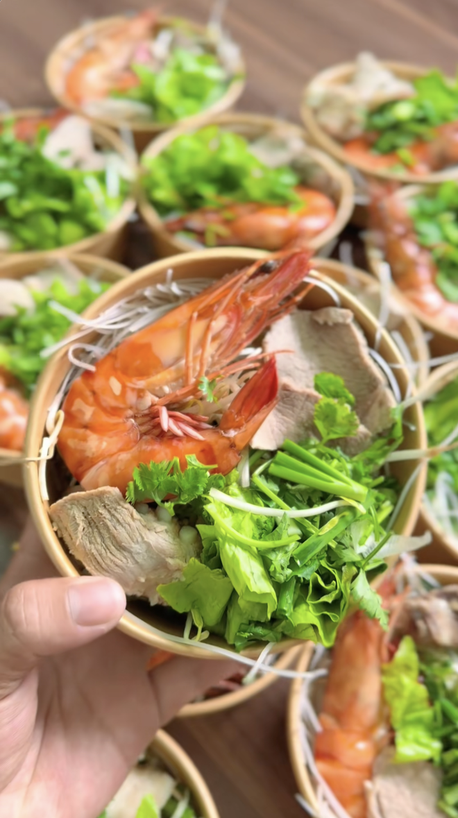 “Ai cũng muốn đi phụ hồ” khi gặp chủ nhà miền Tây hào sảng, ngày nào cũng đãi thợ tôm hùm, cua hoàng đế- Ảnh 2. “Ai cũng muốn đi phụ hồ” khi gặp chủ nhà miền Tây hào sảng, ngày nào cũng đãi thợ tôm hùm, cua hoàng đế- Ảnh 2.