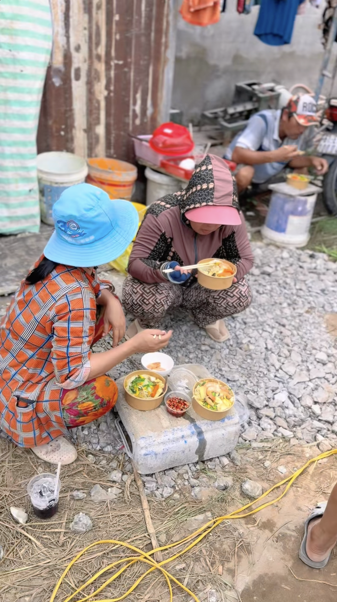 “Ai cũng muốn đi phụ hồ” khi gặp chủ nhà miền Tây hào sảng, ngày nào cũng đãi thợ tôm hùm, cua hoàng đế- Ảnh 12. “Ai cũng muốn đi phụ hồ” khi gặp chủ nhà miền Tây hào sảng, ngày nào cũng đãi thợ tôm hùm, cua hoàng đế- Ảnh 12.