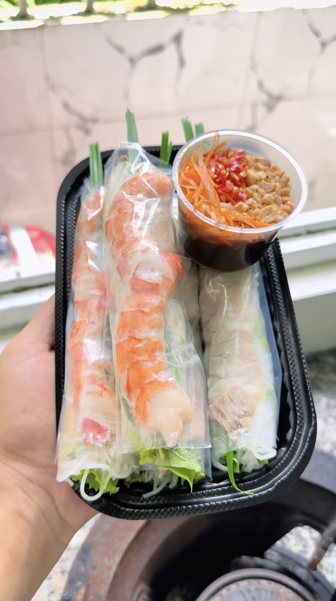 “Ai cũng muốn đi phụ hồ” khi gặp chủ nhà miền Tây hào sảng, ngày nào cũng đãi thợ tôm hùm, cua hoàng đế- Ảnh 6. “Ai cũng muốn đi phụ hồ” khi gặp chủ nhà miền Tây hào sảng, ngày nào cũng đãi thợ tôm hùm, cua hoàng đế- Ảnh 6.