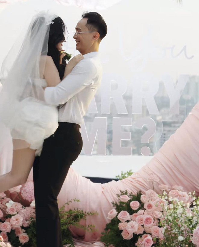 "Bà trùm nông sản" 10 triệu người theo dõi được cầu hôn, phản ứng khó tin của bạn trai cũ bỗng chiếm spotlight- Ảnh 1.
