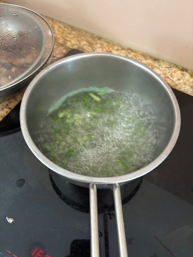 Người trong nghề chỉ ra 1 dấu hiệu tố cáo hành "ngậm" hóa chất, đi chợ đừng bị xanh mướt LỪA- Ảnh 2.