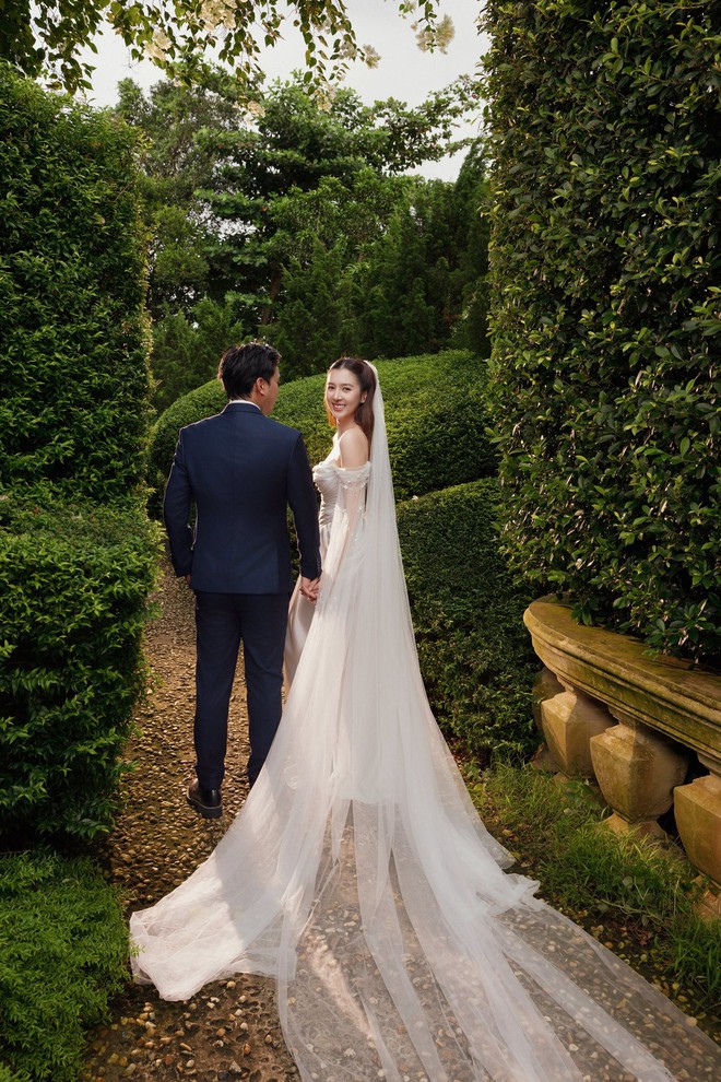 Ảnh cưới của nam ca sĩ Vbiz và vợ kém 17 tuổi: Visual cô dâu "đỉnh nóc kịch trần", xinh hơn Hoa hậu!- Ảnh 3.