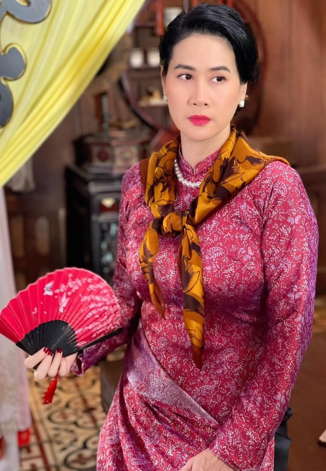 Nữ diễn viên Mưa Đỏ: Trong phim đau khổ khóc cạn nước mắt, ngoài đời sống chill với cơ ngơi 4 tầng phủ kín hoa!- Ảnh 3.