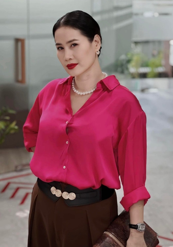 Nữ diễn viên Mưa Đỏ: Trong phim đau khổ khóc cạn nước mắt, ngoài đời sống chill với cơ ngơi 4 tầng phủ kín hoa!- Ảnh 2.