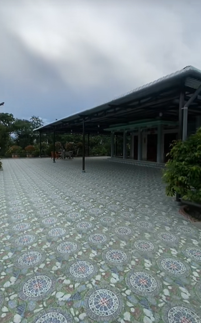 "Đặc sản" nhà miền Tây: Lát nhiều loại gạch từ sân cho đến nhà sau, còn muốn lát ra tới đường lộ- Ảnh 3.
