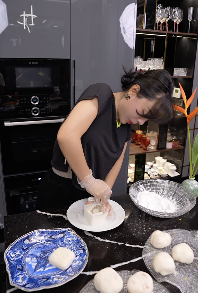 Á hậu bị so sánh với Phương Oanh bắt trend làm Á hậu bị so sánh với Phương Oanh bắt trend làm