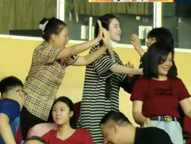 Viral khoảnh khắc Chu Thanh Huyền mếu máo ăn mừng khi Quang Hải ghi bàn- Ảnh 3.