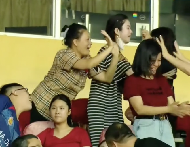 Viral khoảnh khắc Chu Thanh Huyền mếu máo ăn mừng khi Quang Hải ghi bàn- Ảnh 4.