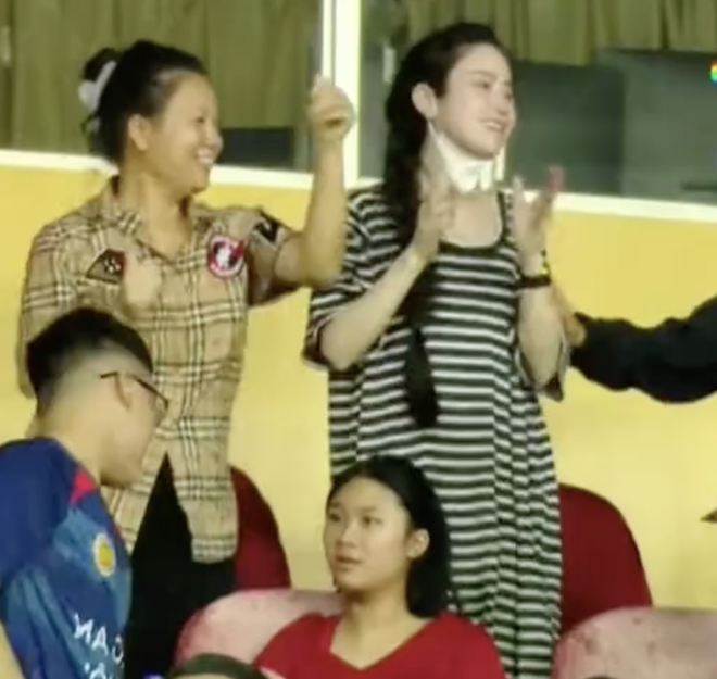 Viral khoảnh khắc Chu Thanh Huyền mếu máo ăn mừng khi Quang Hải ghi bàn- Ảnh 1.