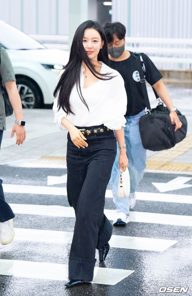 Hiếm lắm mới thấy Kim Ji Won mặc phá cách- Ảnh 13.
