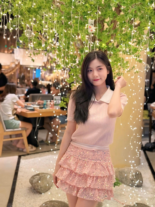 5 mỹ nhân Việt má lúm phú quý "trời ban", gái Trung, gái Hàn chi cả trăm triệu dao kéo chưa chắc đẹp bằng
- Ảnh 12.