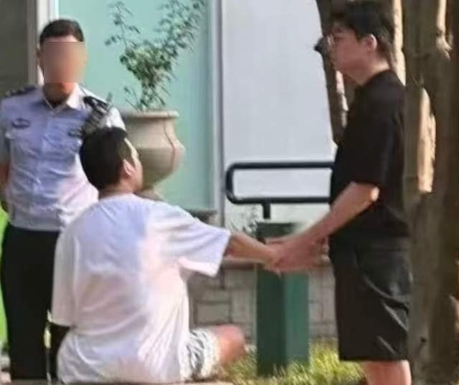 Lan truyền clip sốc nghi "mỹ nam Trung Quốc" gào thét thảm thiết giữa đêm trước khi rơi lầu tử vong bất thường- Ảnh 9.