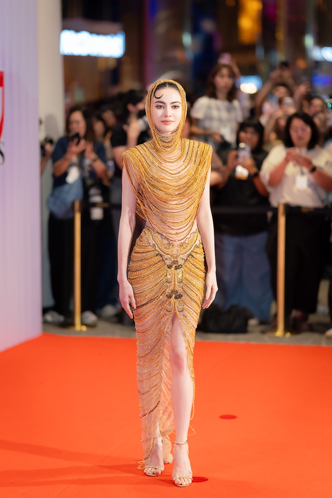 "Ma nữ" Davikah khoe đường cong tuyệt mỹ, thần thái ngút ngàn trong thiết kế của NTK Lê Thanh Hòa- Ảnh 4.