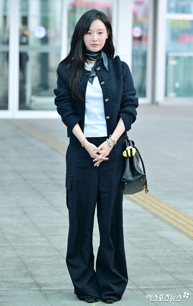 Hiếm lắm mới thấy Kim Ji Won mặc phá cách- Ảnh 12.