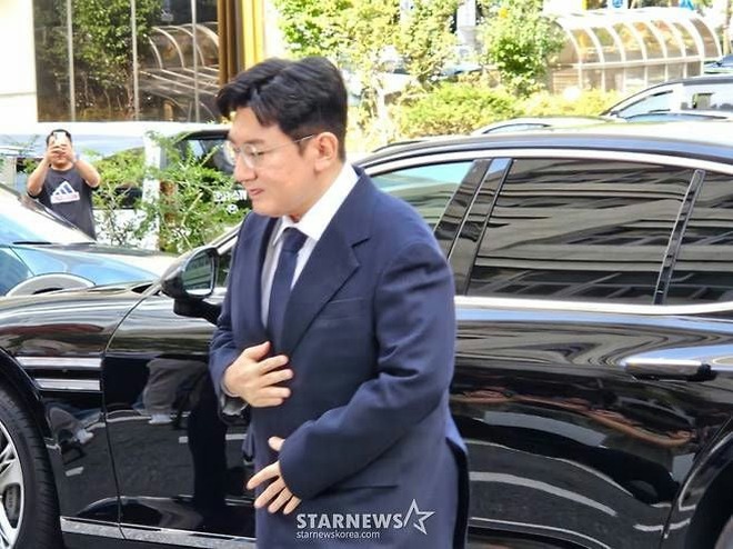"Cha đẻ BTS" trình diện cảnh sát, thái độ ra sao khi đối mặt với án chung thân?- Ảnh 3.