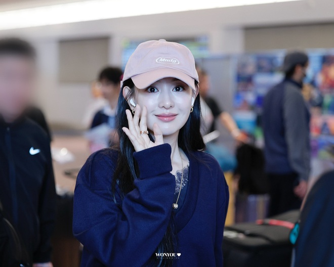 Hiếm lắm mới thấy Kim Ji Won mặc phá cách- Ảnh 7.