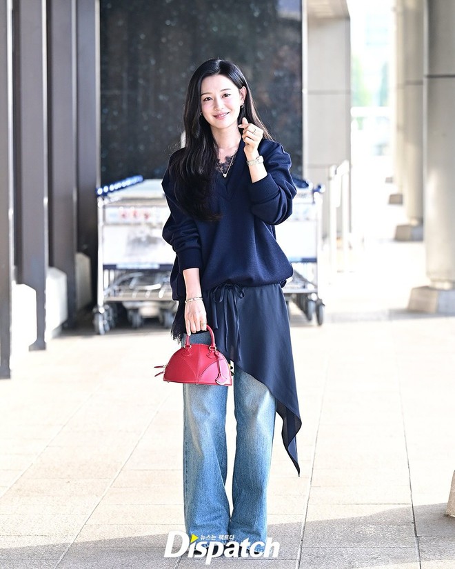 Hiếm lắm mới thấy Kim Ji Won mặc phá cách- Ảnh 2.