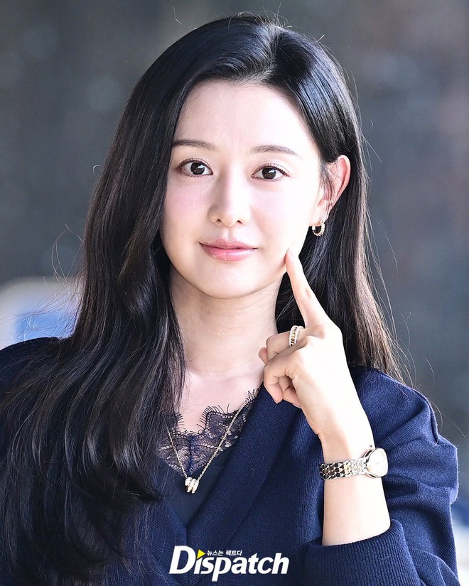 Hiếm lắm mới thấy Kim Ji Won mặc phá cách- Ảnh 6.