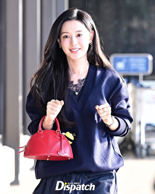 Hiếm lắm mới thấy Kim Ji Won mặc phá cách- Ảnh 8.