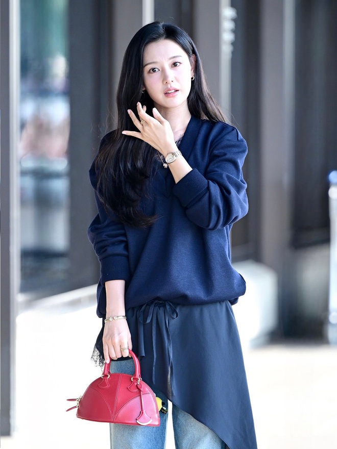 Hiếm lắm mới thấy Kim Ji Won mặc phá cách- Ảnh 4.