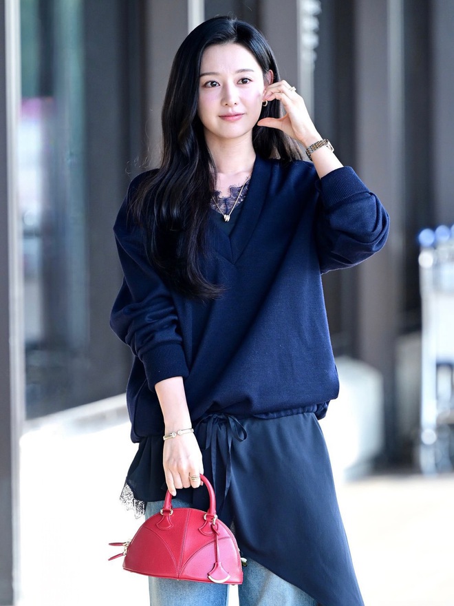 Hiếm lắm mới thấy Kim Ji Won mặc phá cách- Ảnh 3.