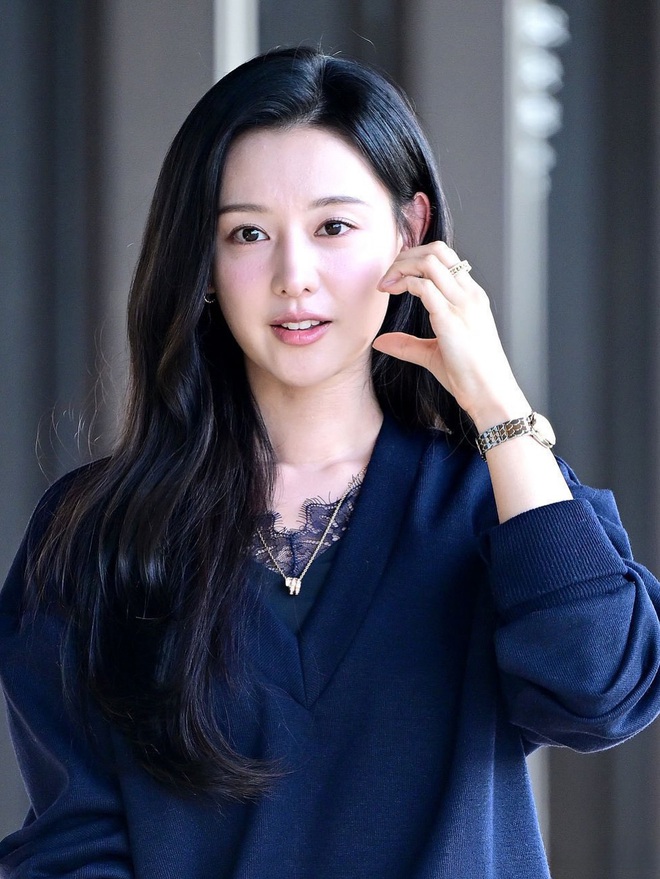Hiếm lắm mới thấy Kim Ji Won mặc phá cách- Ảnh 5.