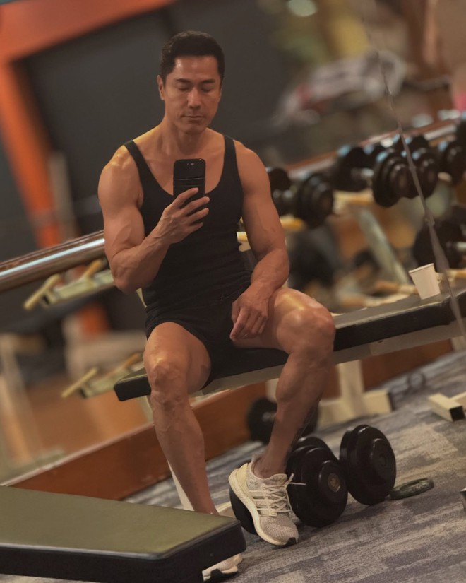Tập gym để khoẻ mạnh chăm con gái, bố đơn thân U60 bỗng hot rần rần MXH vì body quá đỉnh, trẻ đẹp ngỡ ngàng- Ảnh 3.