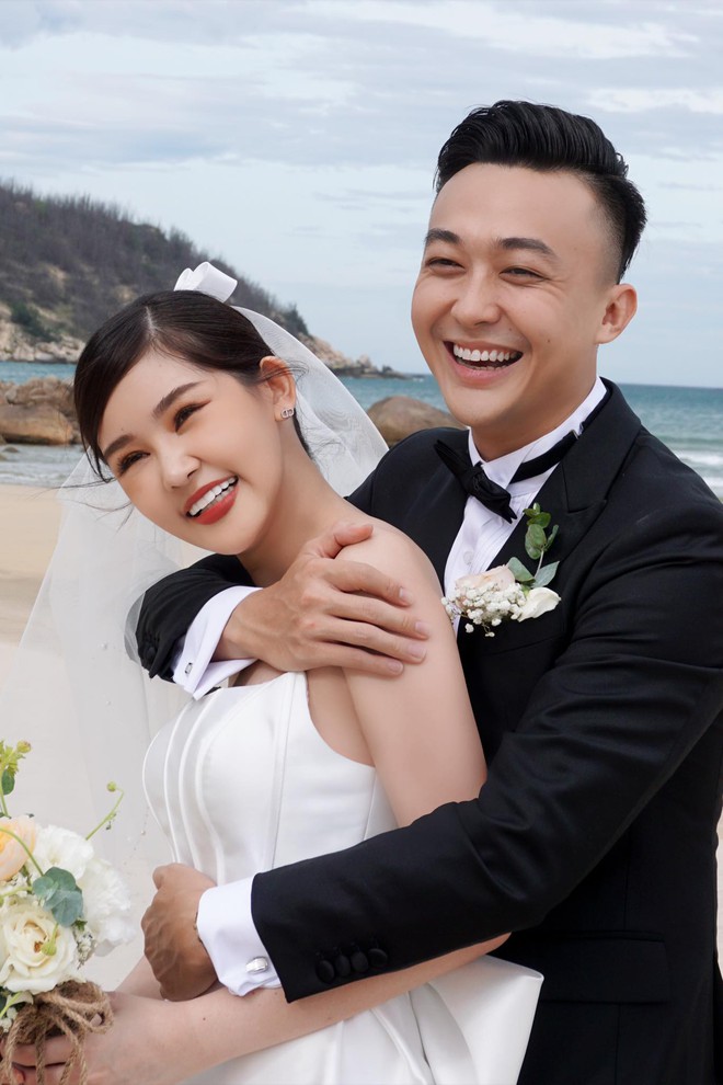 Hoa hậu Việt vừa đăng quang đã nhận rổ gạch đá: Suýt bị tước vương miện, kết hôn với BTV điển trai như tài tử- Ảnh 15.