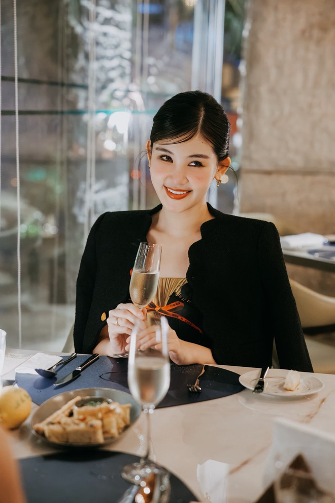 Hoa hậu Việt vừa đăng quang đã nhận rổ gạch đá: Suýt bị tước vương miện, kết hôn với BTV điển trai như tài tử- Ảnh 6.