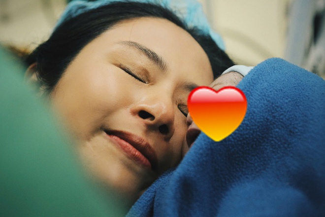 Hoa hậu Việt Nam vừa sinh con trai đầu lòng, không thể ngờ ngày em bé chào đời lại "định mệnh" thế này!- Ảnh 3.