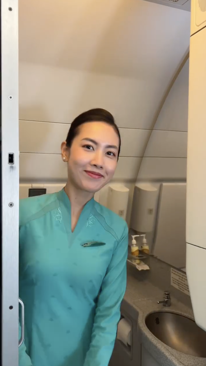 Nữ tiếp viên Vietnam Airlines làm món quà độc lạ trong buồng vệ sinh khiến ai cũng “không nỡ xài"- Ảnh 1.
