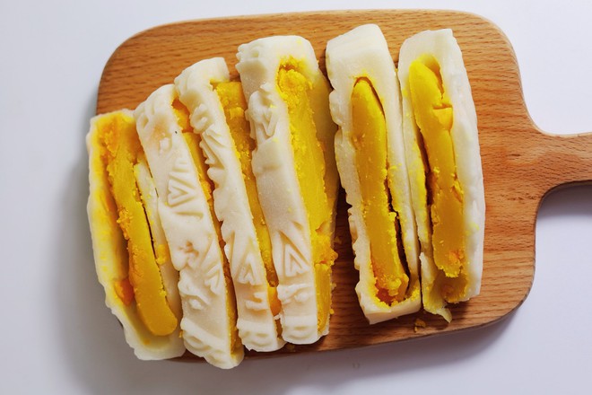Bánh dẻo thành trung tâm "thị phi" mùa Trung thu: Từ loại cán dẹt 300k/chiếc đến kiểu "lòng se điếu" gây tranh cãi- Ảnh 5.