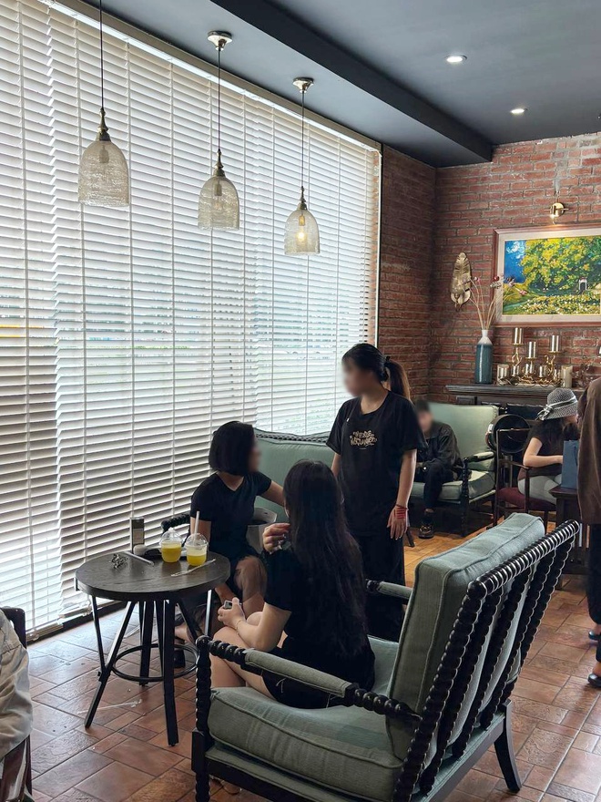 Chiếc ghế xanh hot nhất lúc này sau vụ “tổng tài gây rối ở quán cà phê”- Ảnh 1.