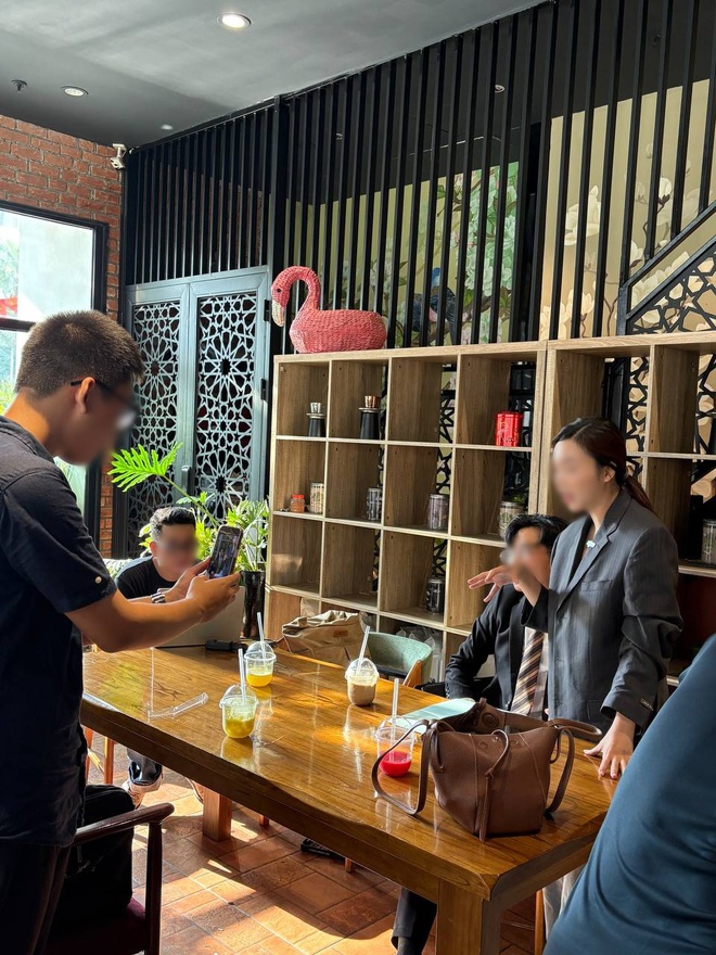 Chiếc ghế xanh hot nhất lúc này sau vụ “tổng tài gây rối ở quán cà phê”- Ảnh 3.