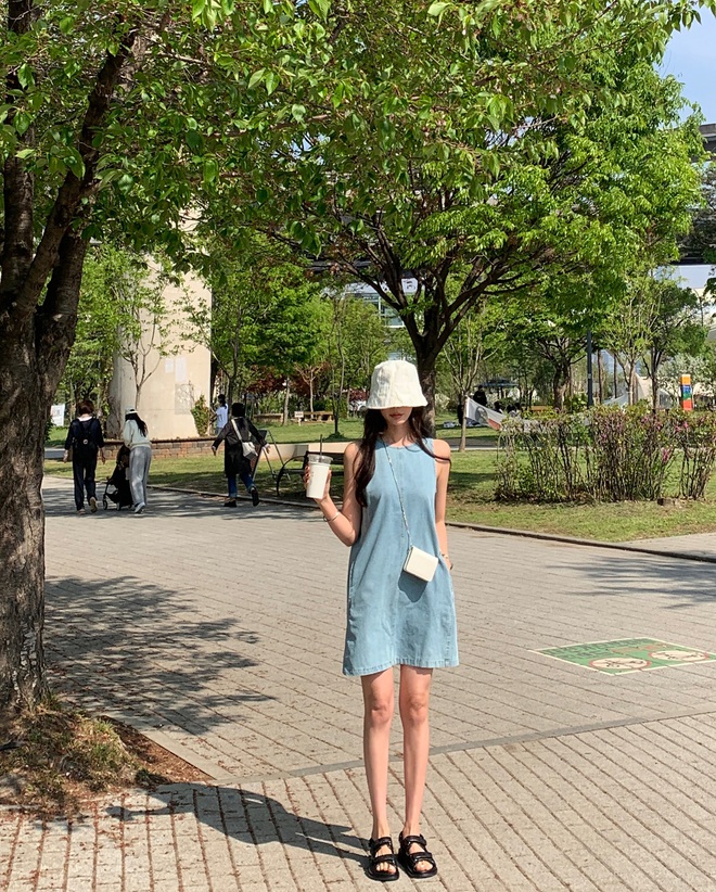 Xu hướng đồ denim mùa thu 2025 quá đẹp, chị em phải có 4 item này để sành điệu vượt bậc- Ảnh 10.