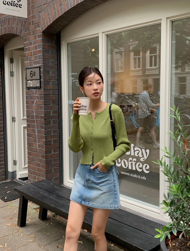 Xu hướng đồ denim mùa thu 2025 quá đẹp, chị em phải có 4 item này để sành điệu vượt bậc- Ảnh 2.