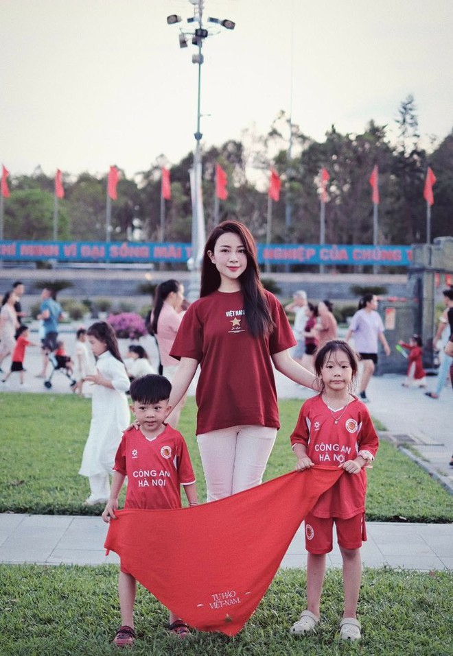 Ảnh yêu nước của dàn sao bóng đá gây sốt: Nhà Văn Hậu-Hải My đẹp đỉnh, Văn Thanh "cực ngọt" bên bạn gái hotgirl- Ảnh 15.