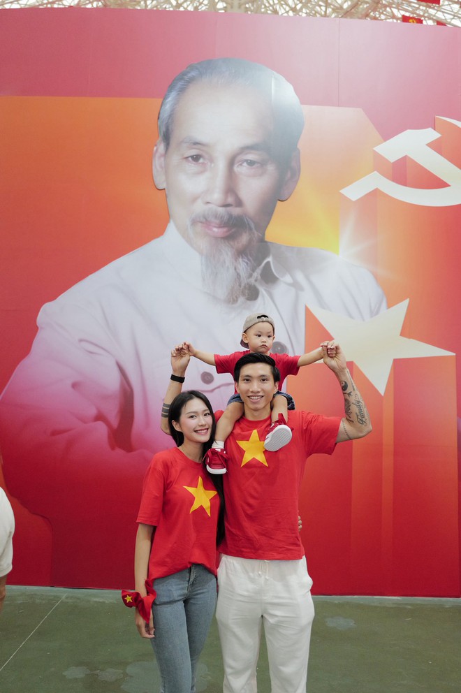 Ảnh yêu nước của dàn sao bóng đá gây sốt: Nhà Văn Hậu-Hải My đẹp đỉnh, Văn Thanh "cực ngọt" bên bạn gái hotgirl- Ảnh 3.