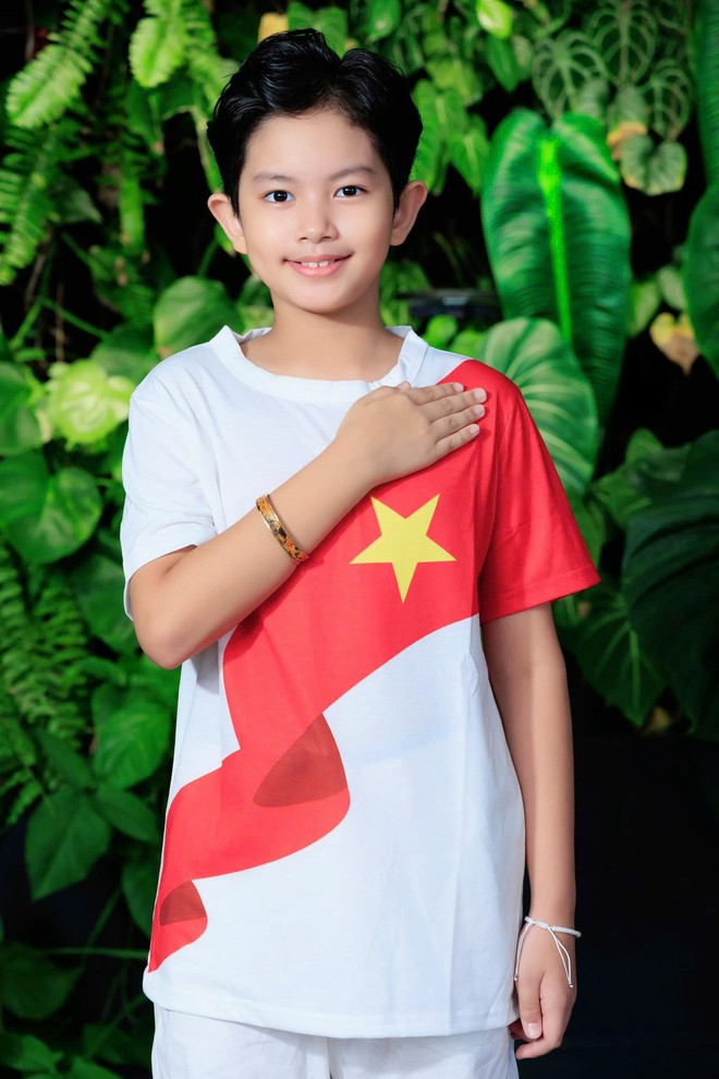 Gia đình Khánh Thi-Phan Hiển tung bộ ảnh yêu nước cực xịn, visual 3 Gia đình Khánh Thi-Phan Hiển tung bộ ảnh yêu nước cực xịn, visual 3