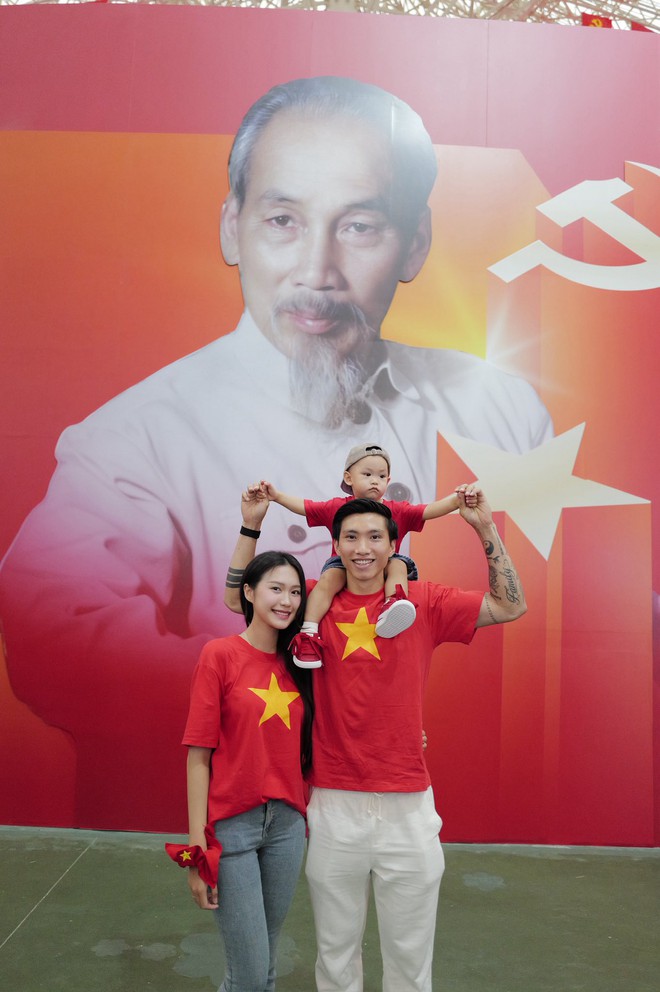 Ảnh yêu nước của dàn sao bóng đá gây sốt: Nhà Văn Hậu-Hải My đẹp đỉnh, Văn Thanh "cực ngọt" bên bạn gái hotgirl- Ảnh 2.