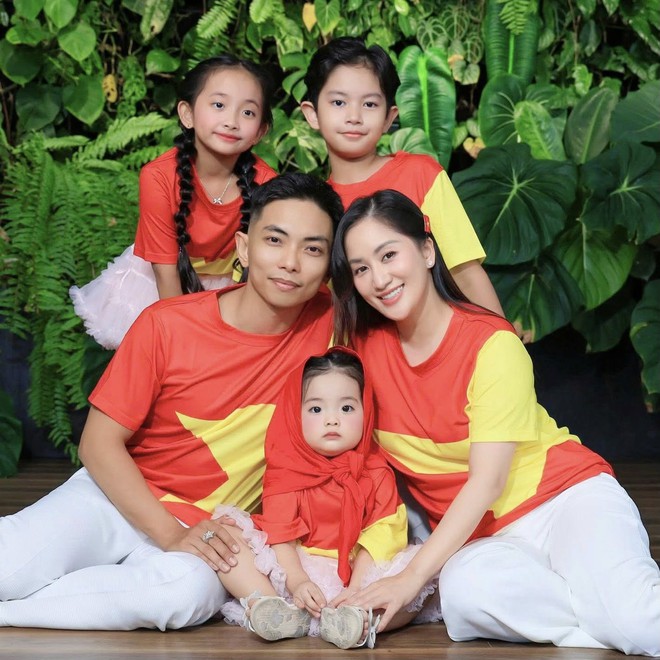 Gia đình Khánh Thi-Phan Hiển tung bộ ảnh yêu nước cực xịn, visual 3 Gia đình Khánh Thi-Phan Hiển tung bộ ảnh yêu nước cực xịn, visual 3