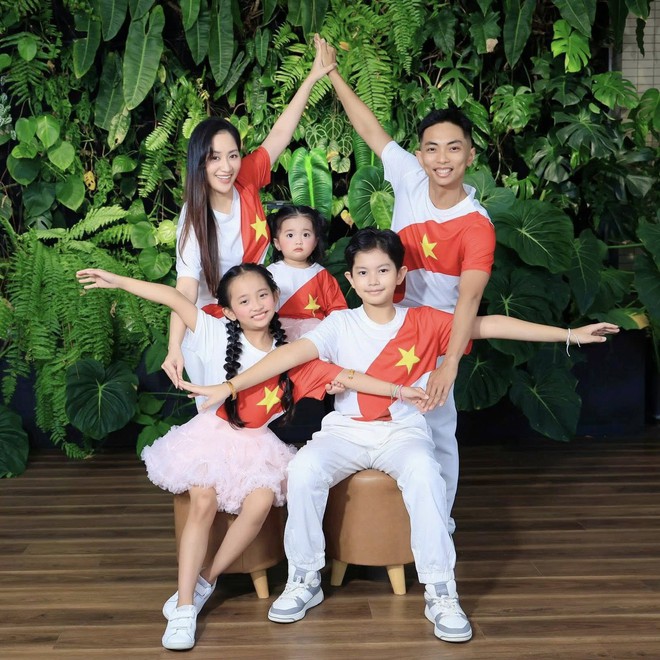 Gia đình Khánh Thi-Phan Hiển tung bộ ảnh yêu nước cực xịn, visual 3 Gia đình Khánh Thi-Phan Hiển tung bộ ảnh yêu nước cực xịn, visual 3