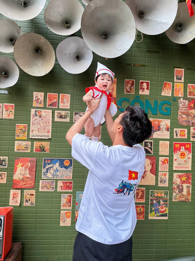 Ảnh yêu nước của dàn sao bóng đá gây sốt: Nhà Văn Hậu-Hải My đẹp đỉnh, Văn Thanh "cực ngọt" bên bạn gái hotgirl- Ảnh 13.