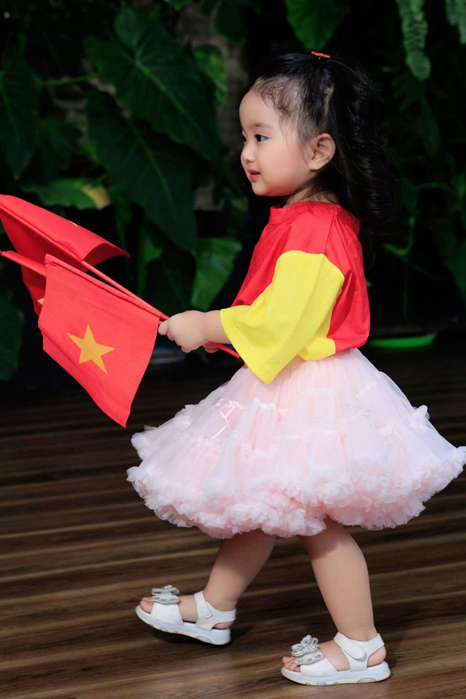 Gia đình Khánh Thi-Phan Hiển tung bộ ảnh yêu nước cực xịn, visual 3 Gia đình Khánh Thi-Phan Hiển tung bộ ảnh yêu nước cực xịn, visual 3