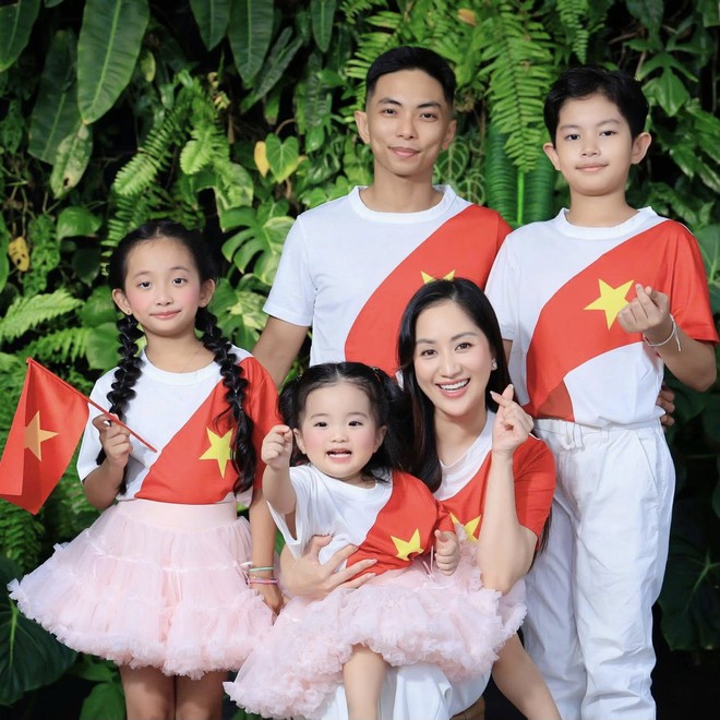 Gia đình Khánh Thi-Phan Hiển tung bộ ảnh yêu nước cực xịn, visual 3 Gia đình Khánh Thi-Phan Hiển tung bộ ảnh yêu nước cực xịn, visual 3