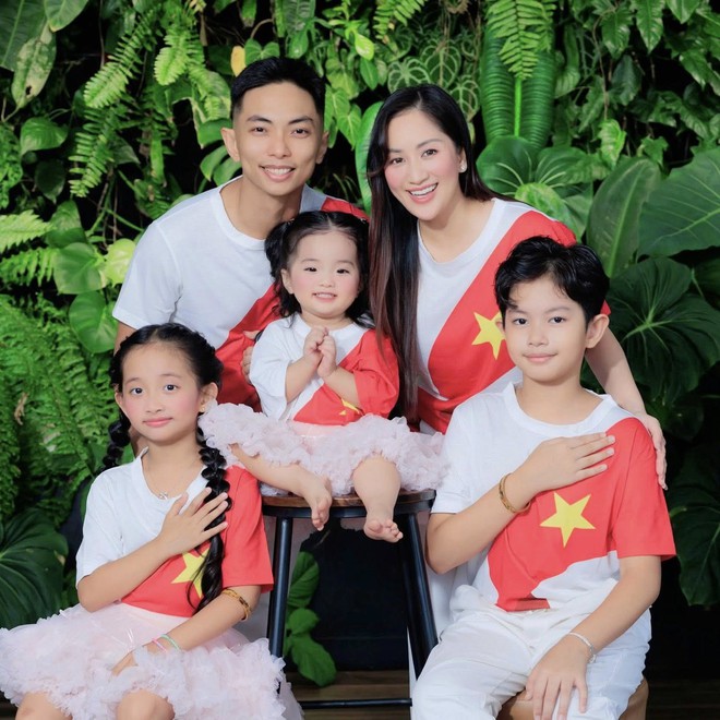 Gia đình Khánh Thi-Phan Hiển tung bộ ảnh yêu nước cực xịn, visual 3 Gia đình Khánh Thi-Phan Hiển tung bộ ảnh yêu nước cực xịn, visual 3