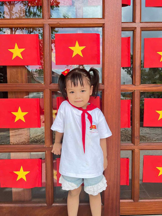Ảnh yêu nước của dàn sao bóng đá gây sốt: Nhà Văn Hậu-Hải My đẹp đỉnh, Văn Thanh "cực ngọt" bên bạn gái hotgirl- Ảnh 12.