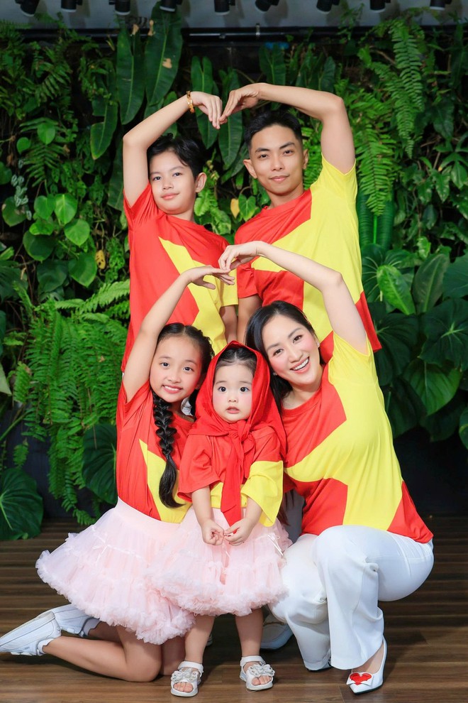 Gia đình Khánh Thi-Phan Hiển tung bộ ảnh yêu nước cực xịn, visual 3 Gia đình Khánh Thi-Phan Hiển tung bộ ảnh yêu nước cực xịn, visual 3