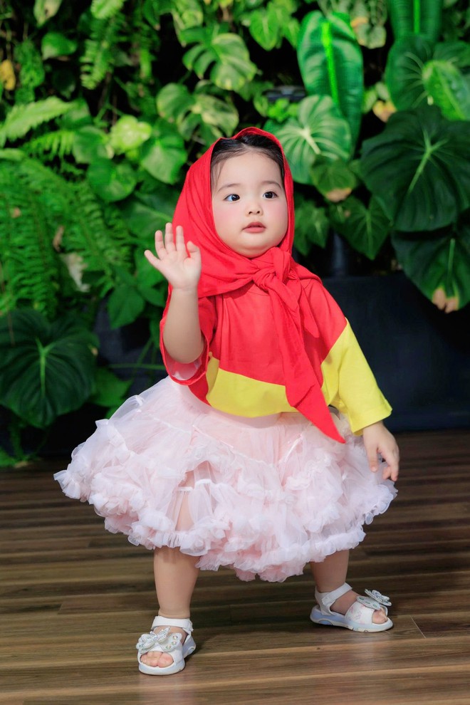 Gia đình Khánh Thi-Phan Hiển tung bộ ảnh yêu nước cực xịn, visual 3 Gia đình Khánh Thi-Phan Hiển tung bộ ảnh yêu nước cực xịn, visual 3
