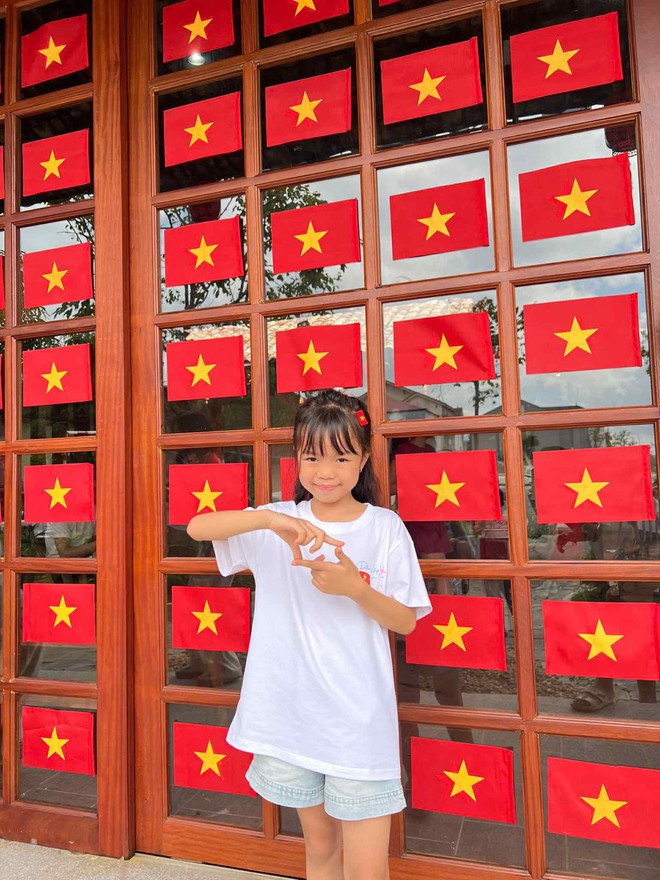 Ảnh yêu nước của dàn sao bóng đá gây sốt: Nhà Văn Hậu-Hải My đẹp đỉnh, Văn Thanh "cực ngọt" bên bạn gái hotgirl- Ảnh 11.